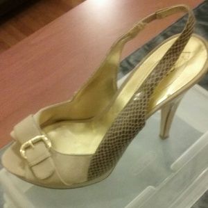 Guess platform pumps